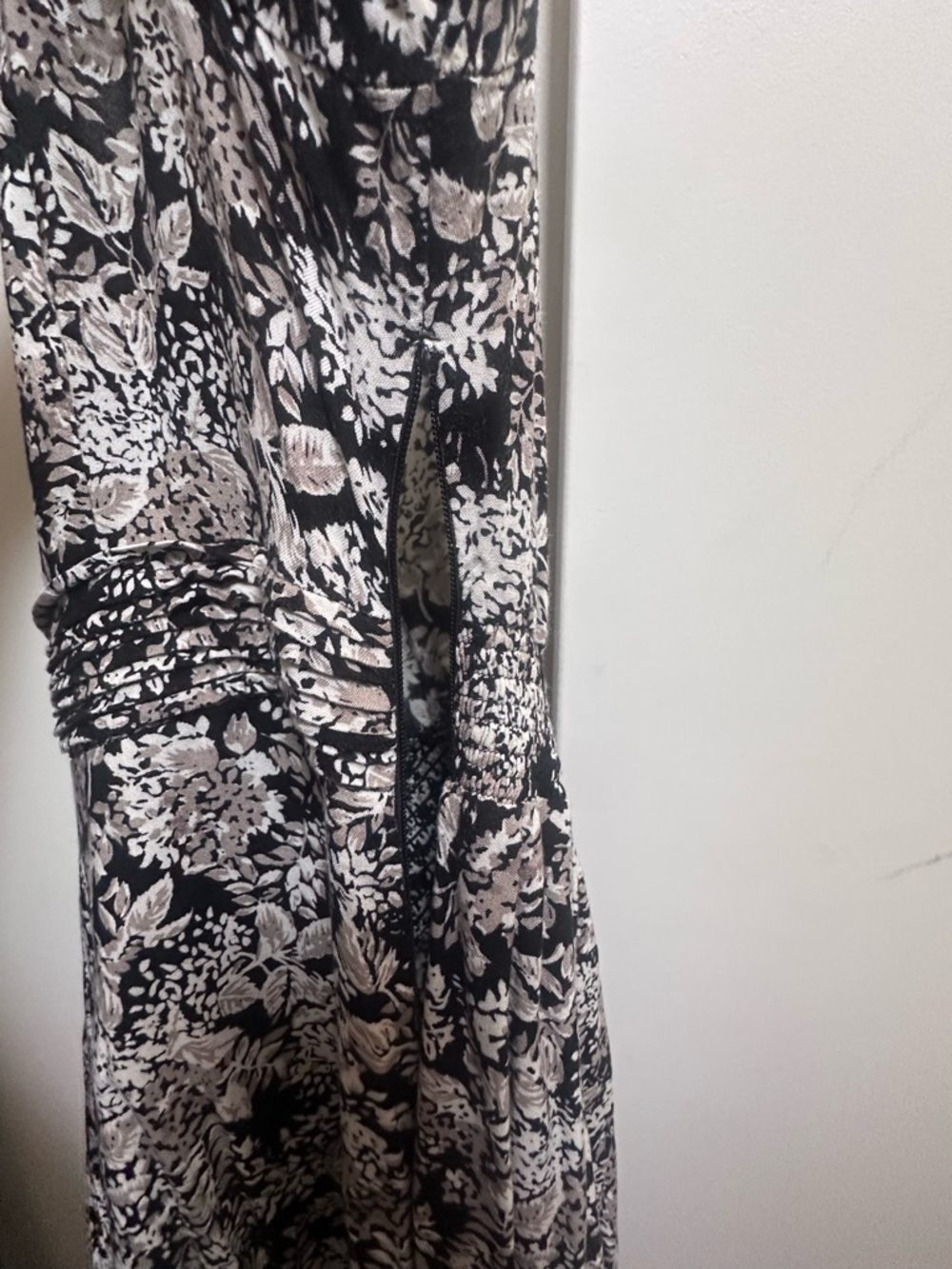 Pampelone Valentina Maxi Dress Black and Cream Floral V-Neck - Picture 11 of 12